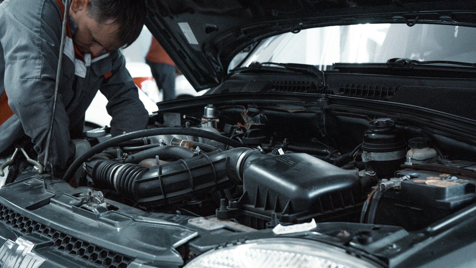 Mechanikas tikrina automobilio variklį autoservise