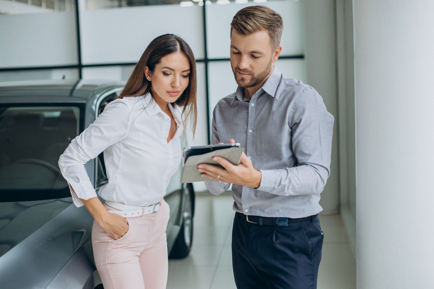 Moteris renkasi automobilį salone
